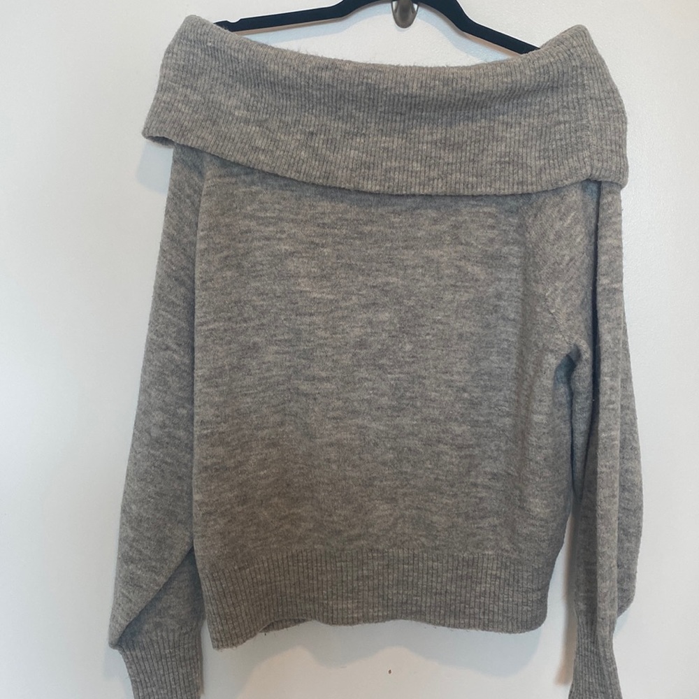 H&M Gray Off-the-shoulder Sweater Size Medium